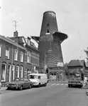 75925 Gezicht op de romp van de molen Rijn en Zon in de Adelaarstraat te Utrecht tijdens de restauratie, vanaf de ...